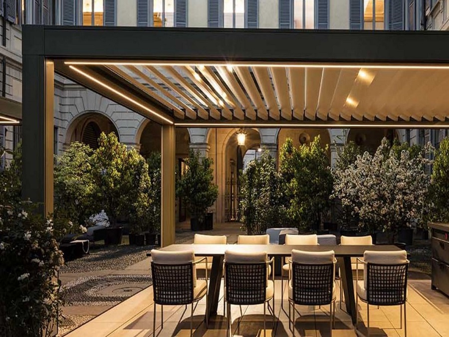 PERGOLA BIOCLIMATICA AUTOPORTANTE A LAMELLE ORIENTABILI CON LUCI A LED PERIMETRALI OPERA PRATIC